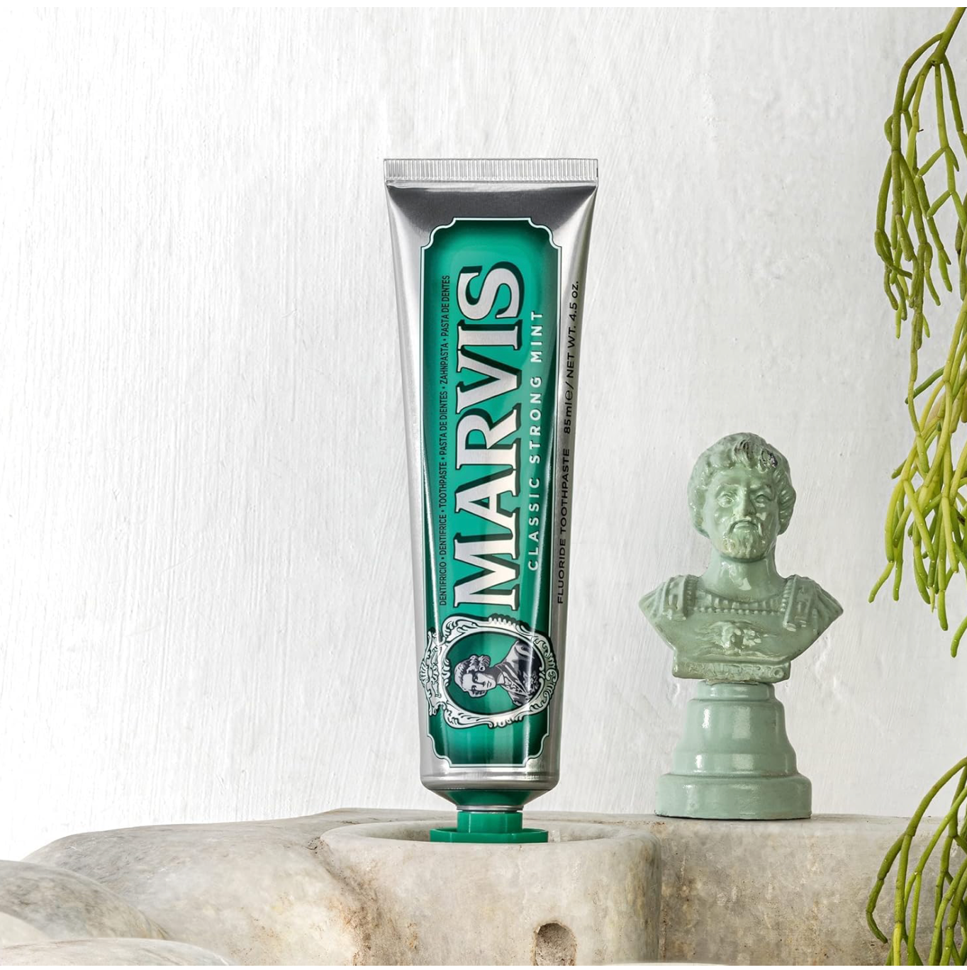 Marvis - Pasta de dientes Classic Strong Mint 85 ml para cuidado bucal intensivo con menta piperita pura, frescor ártico duradero y protección contra caries con flúor + xilitol