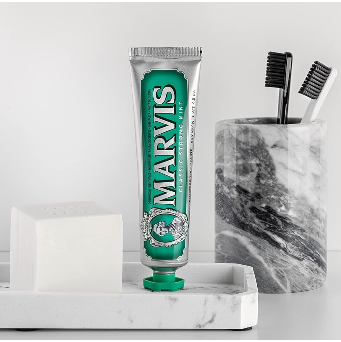 Marvis (3 UNIDADES) Pasta de dientes Classic Strong Mint 85 ml para cuidado bucal intensivo con menta piperita pura, frescor ártico duradero y protección contra caries con flúor + xilitol